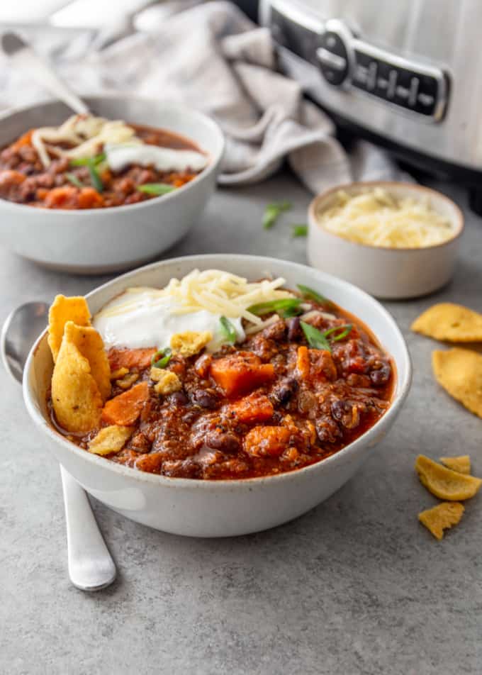 duas tigelas de peru, quinoa e batata-doce chili com batatas fritas desintegradas