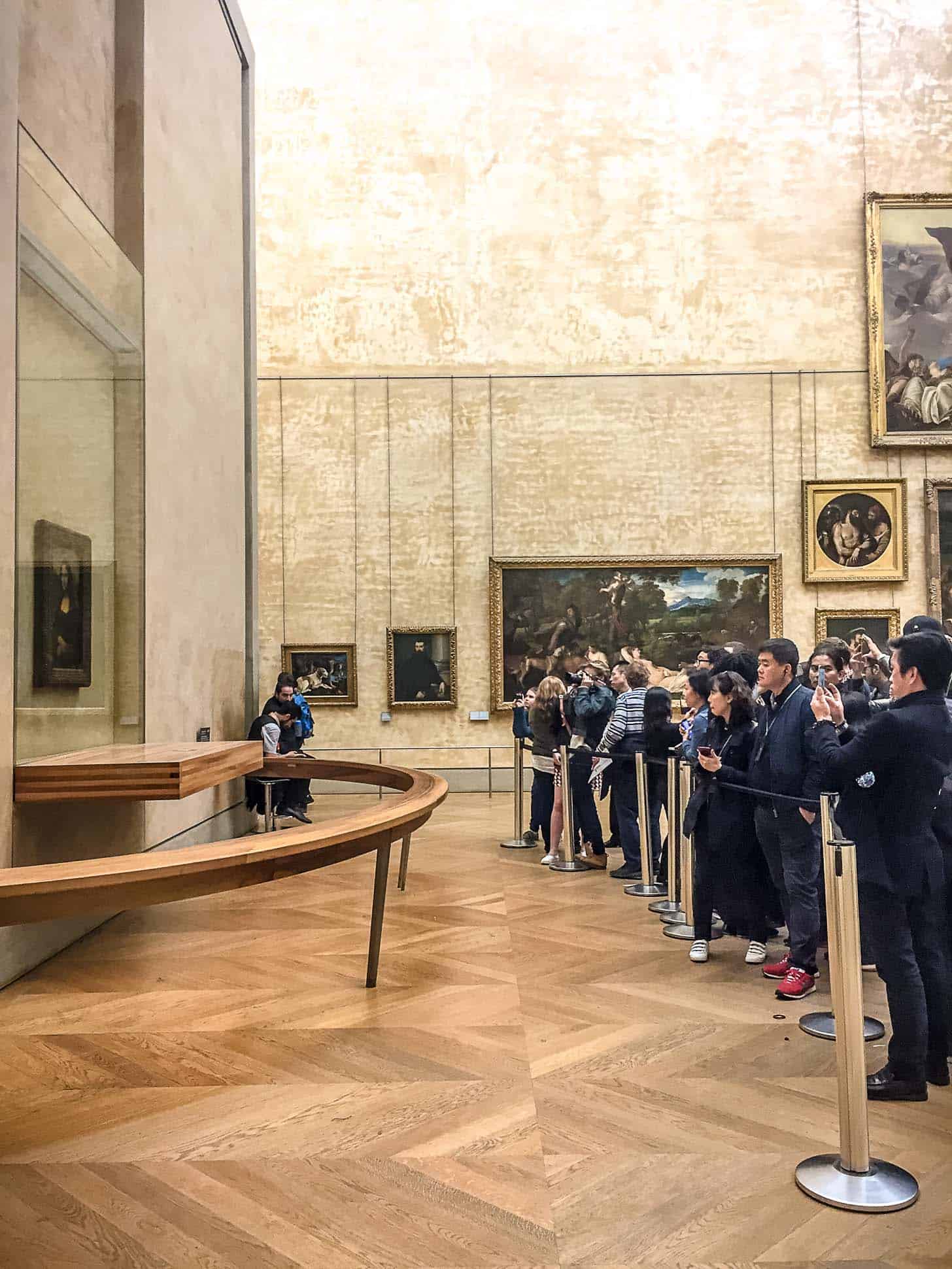 people staring at the Mona Lisa