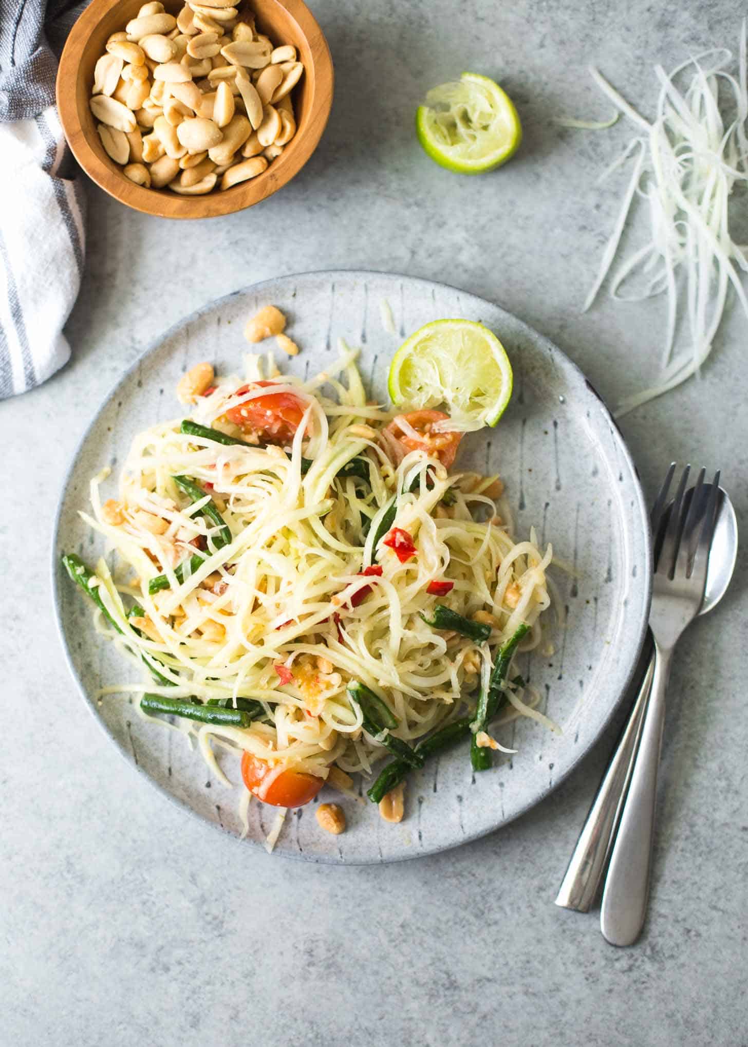 salada de mamão em um prato cinza