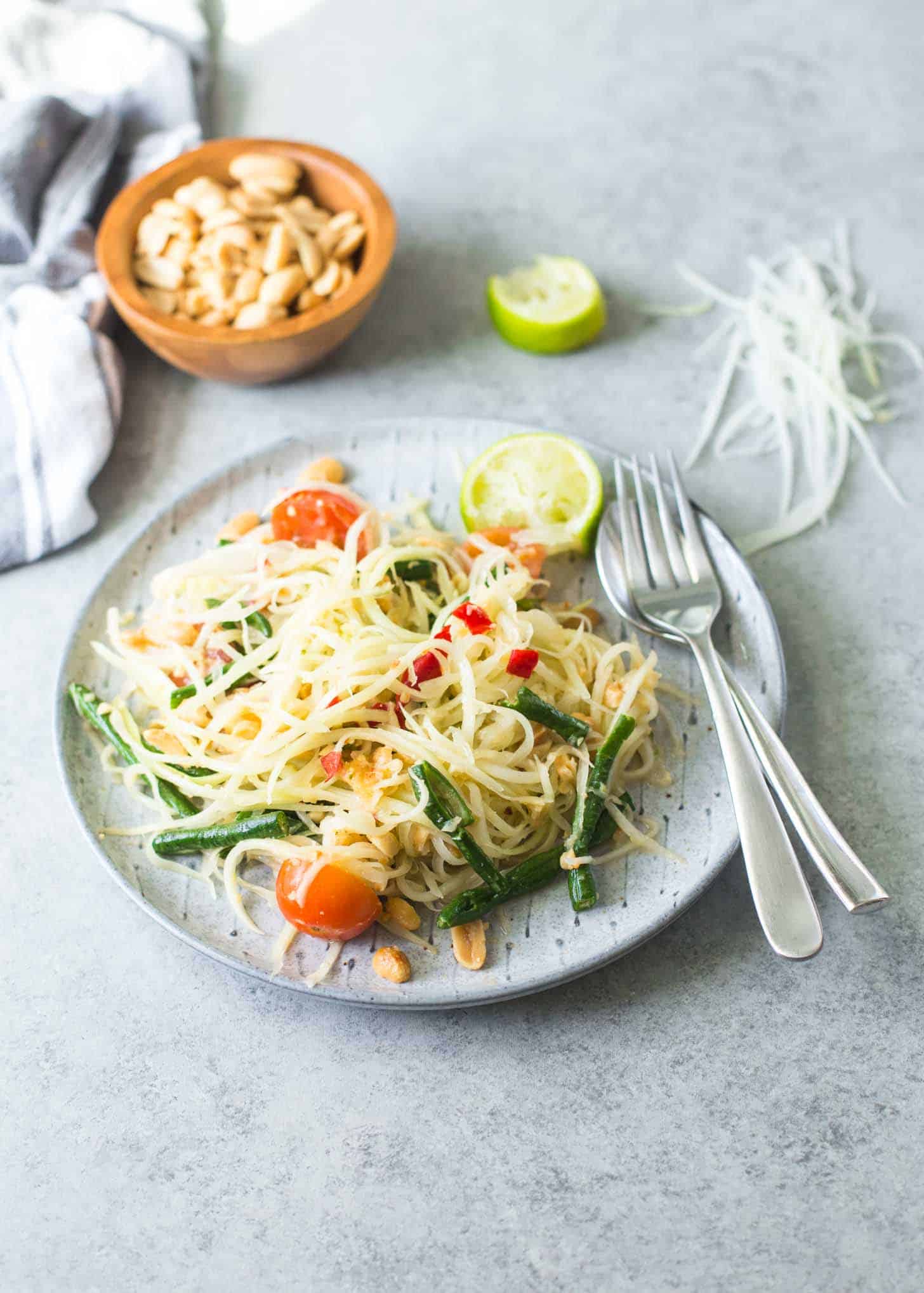 salada em um prato branco com um garfo