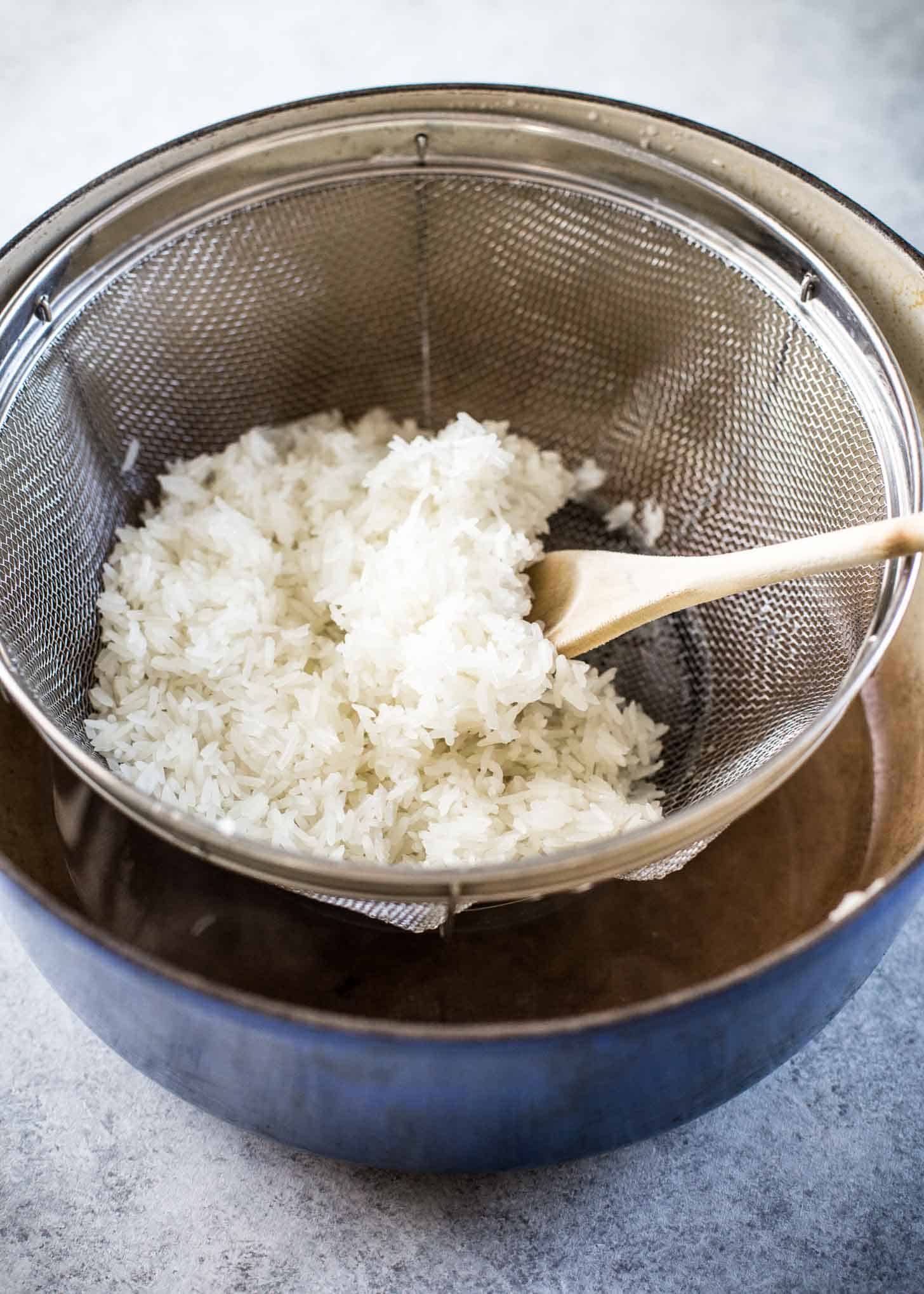draining rice in a colandar