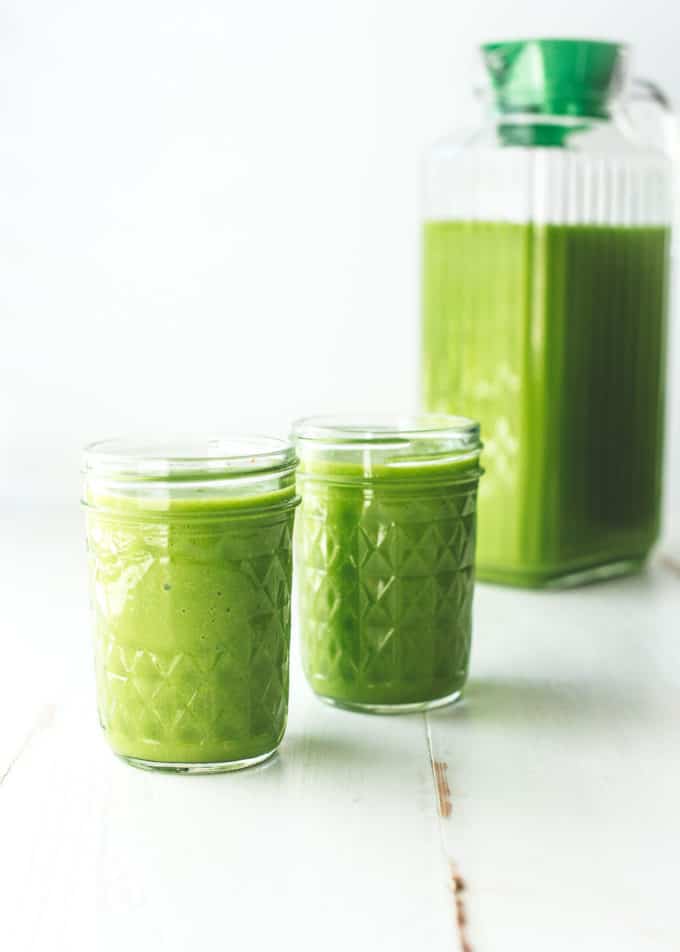 Green Smoothie in glass jars