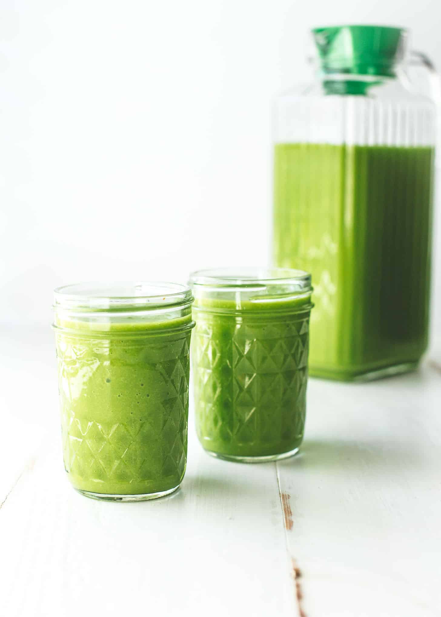 Green Smoothie in glass jars