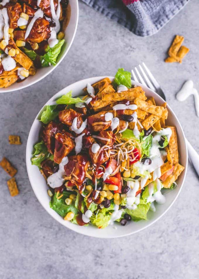 salada de frango para churrasco em uma tigela branca