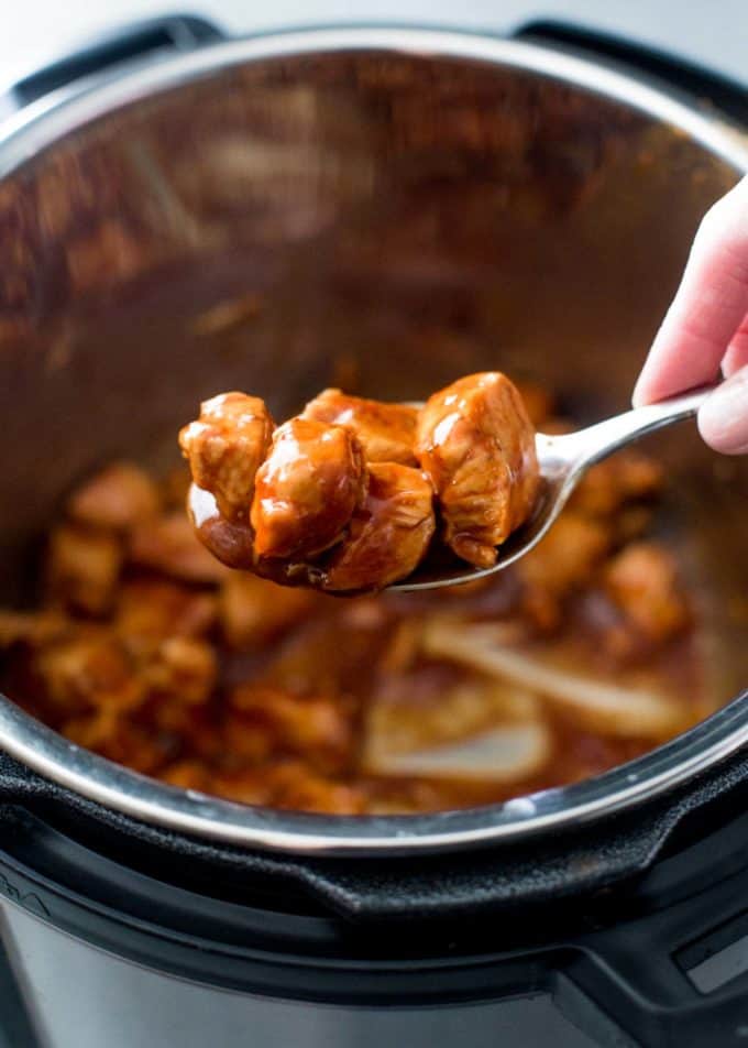 uma colher de frango sobre uma panela instantânea