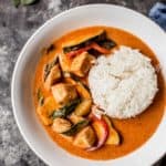 Thaimaalainen punainen curry valkoisessa kulhossa riisin päällä