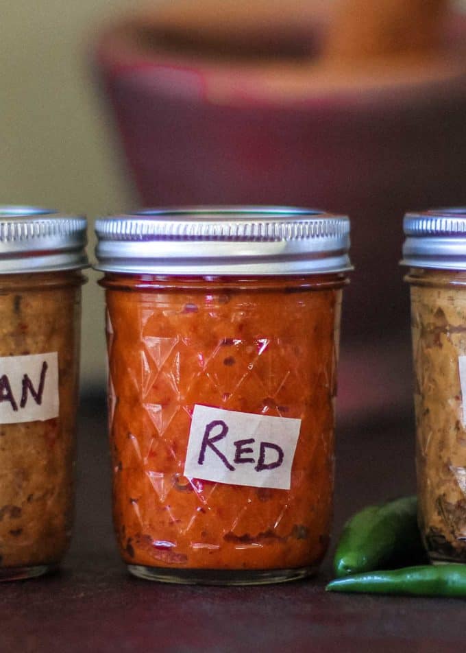 pasta di curry rossa in un piccolo barattolo