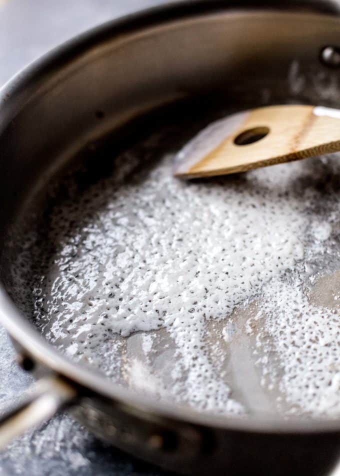 briser le lait de coco dans un wok