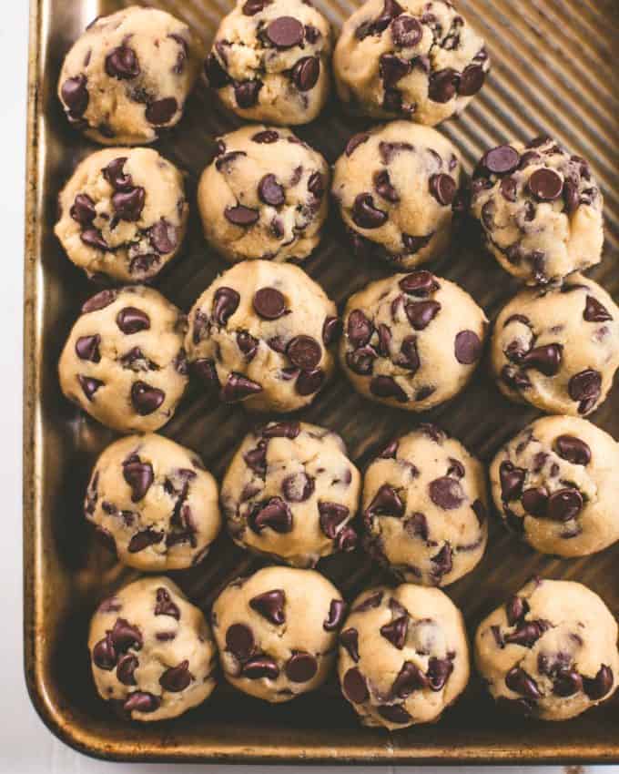 massa de biscoito de chocolate em bolas em uma assadeira