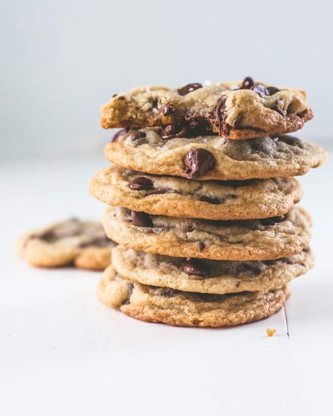 biscoitos de chocolate empilhados em uma mesa branca