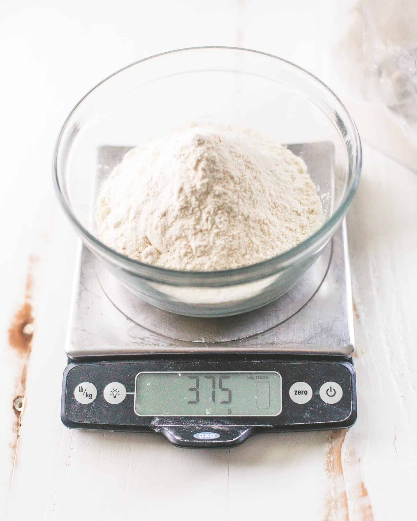 pesando farinha para biscoitos em uma balança de cozinha