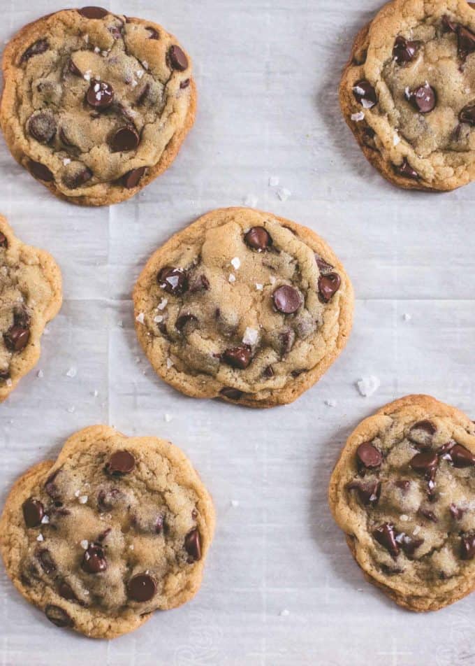 biscoitos de chocolate assados ​​cobertos com sal marinho em um fundo branco