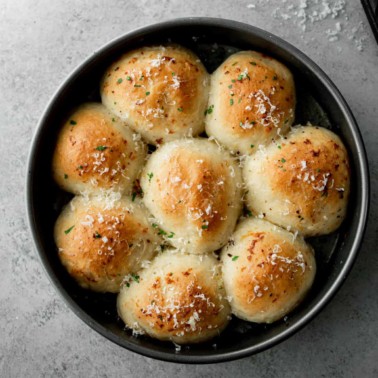 dinner rolls in a round cake pan