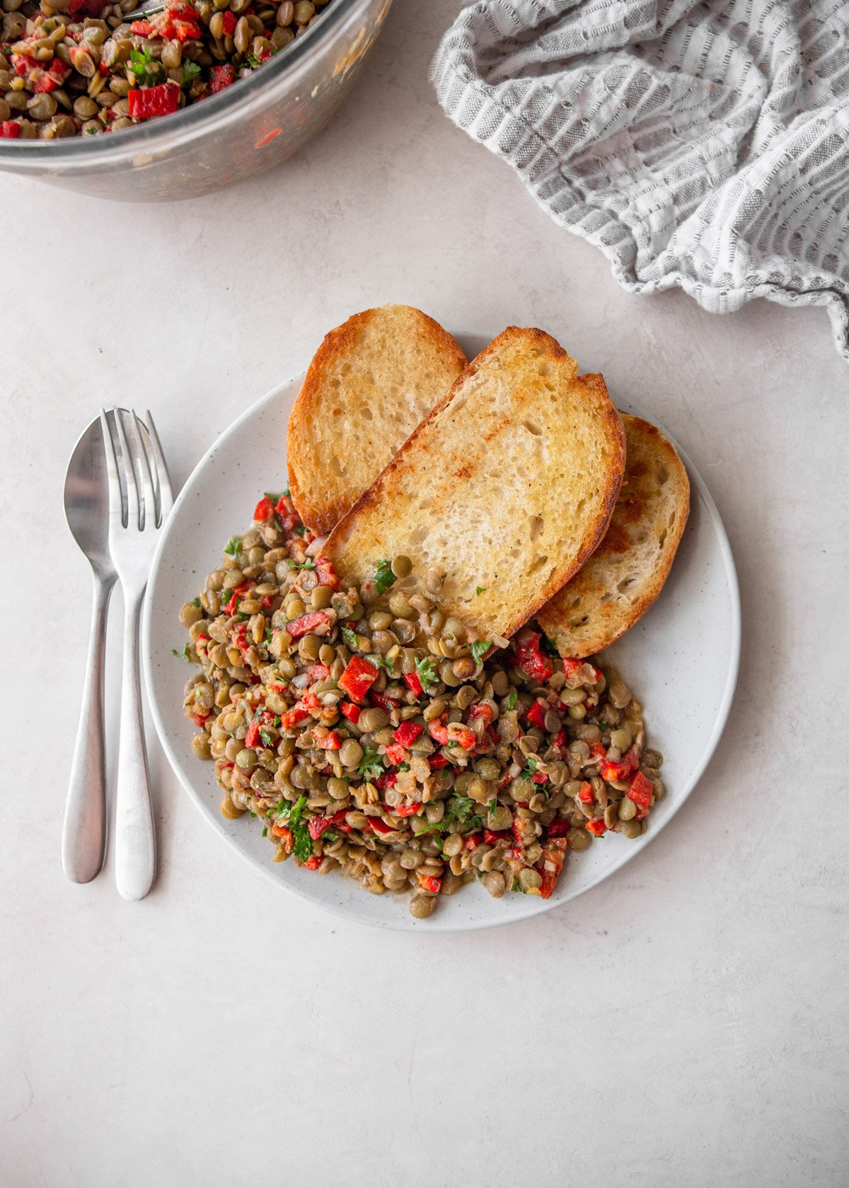 salada e pão torrado em um prato branco