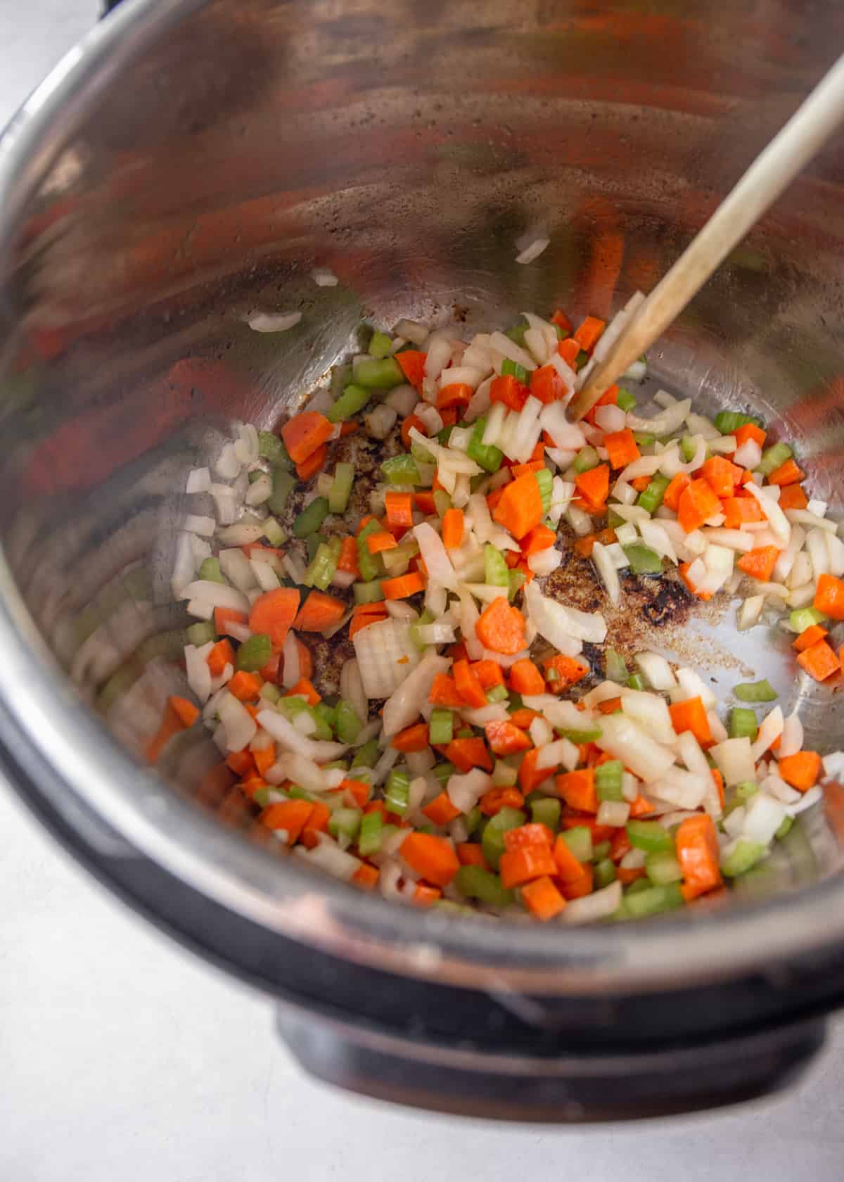 salteando legumes em uma panela instantânea